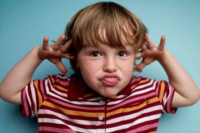 злой мальчик. грубый невоспитанный необразованный человек. грубость детей. консультация для родителей как научить ребенка здороваться. непослушный ребенок.