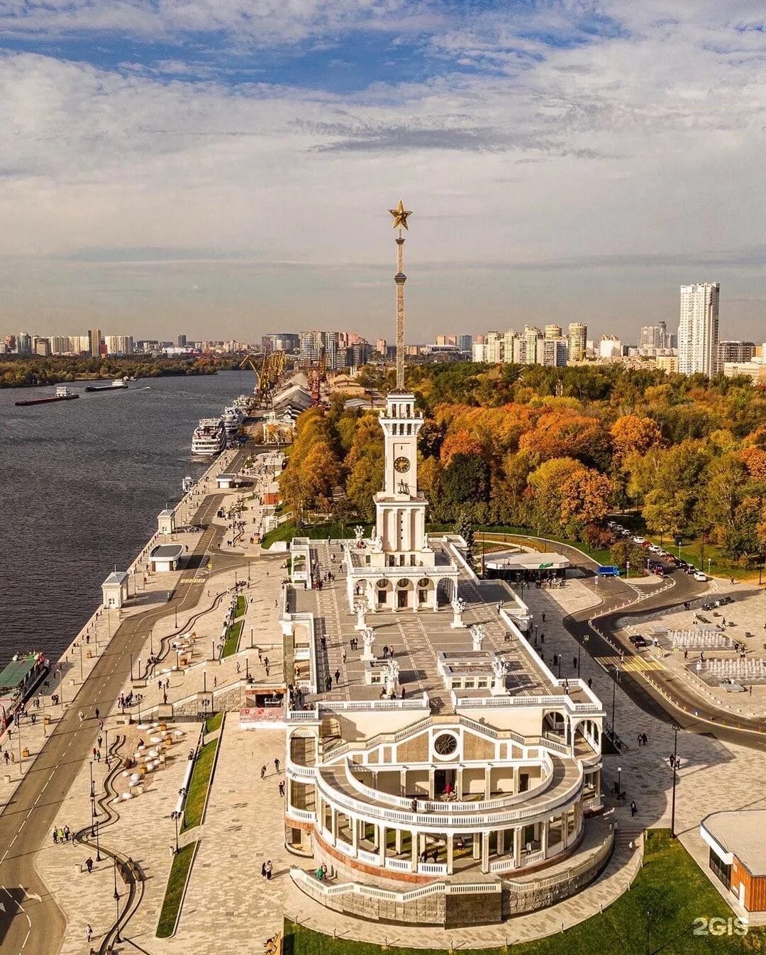 Северный речной вокзал москва сайт. Северный Речной вокзал. Парк Северного речного вокзала. Северный Речной порт и Речной вокзал. Северный Речной вокзал Москва.