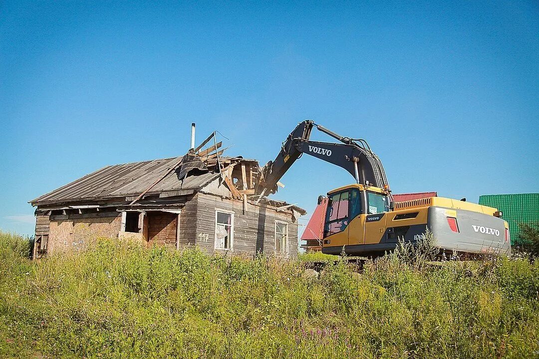 Самовольная застройка. Разрушенное здание. Сломанный дом. Не зеконая постройка в многоквартирном доме. Демонтаж построек.
