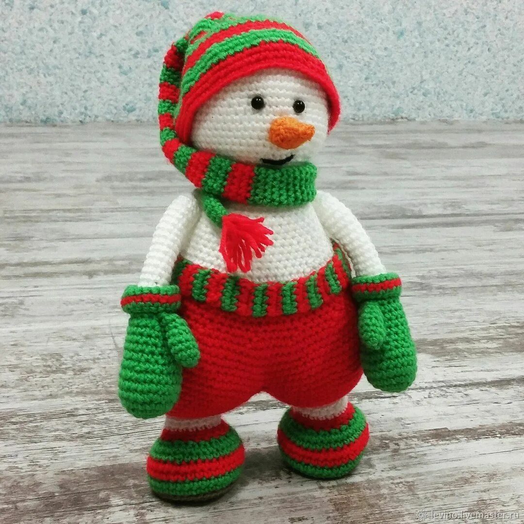 Игрушка снеговик крючком. Снеговик гномус. вязаные новогодние снеговики. вязаные игрушки снеговики. игрушки крючком снеговик.