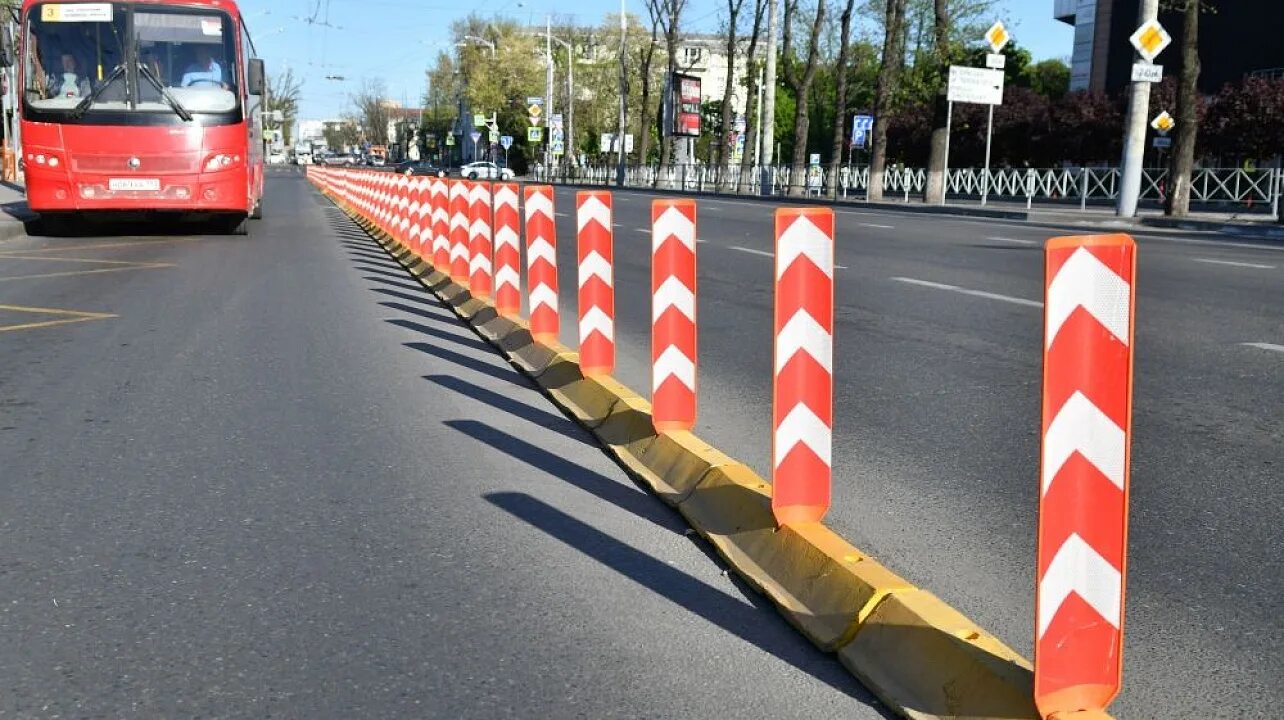Сепаратор дорожный делиниатор. Дорожный разделитель. Делиниатор дорожный бетонный. Делиниатор дорожный ддр-610. Разделитель дорожный дл-600 с направляющим флажком.