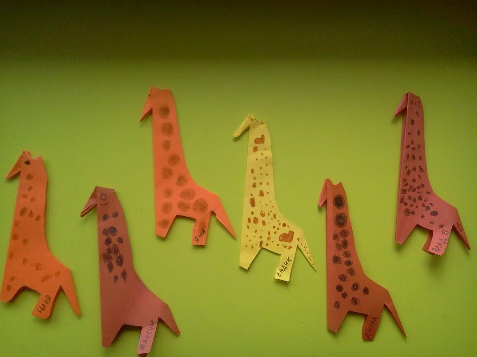 Конструирование жаркие страны. Аппликация жираф в подготовительной группе. Конструирование слон старшая группа. Жираф аппликация для детей. Пальма оригами для детей.