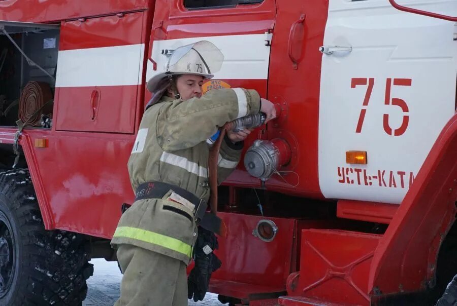 Форма немецких пожарных. Как устроиться на работу пожарным. Как устроиться в пожарную часть на работу. Пожарный мчс. Начальник пожарного караула.