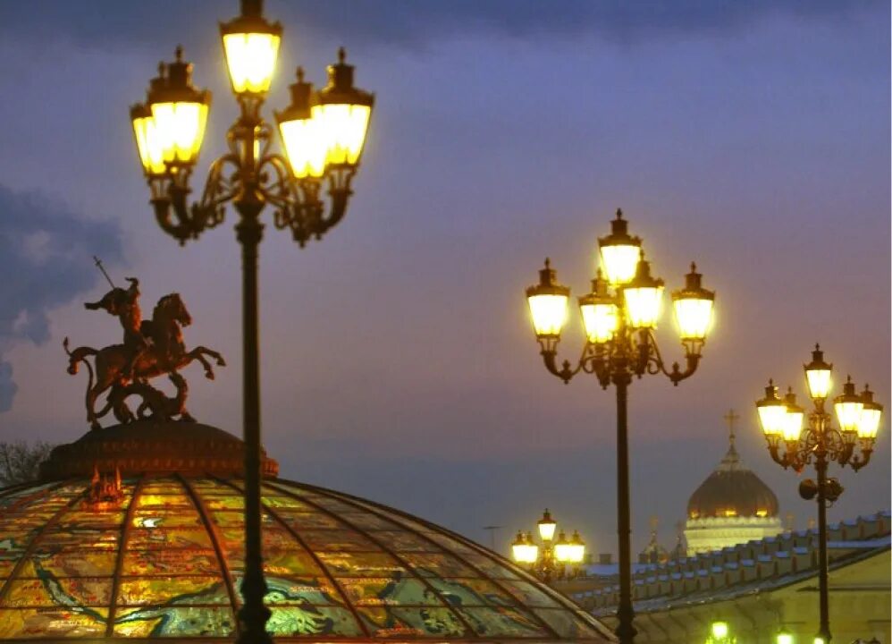 Уличное освещение. Фонари в Москве. Наружное освещение Москвы. Улица с фонарями в Москве.