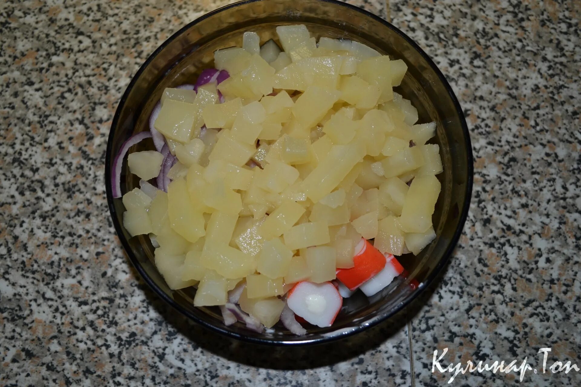 салат с крабовыми палочками и ананасом и сыром. крабовые палочки ананас сыр рецепт салата. салат из крабовых палочек с ананасом. крабовый салат с анакомом. крабовые палочки ананас сыр рецепт салата.