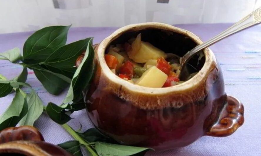 картошка с баклажанами в духовке. картошка с баклажанами. овощное рагу. грузинская кухня чанахи. баклажаны в горшочках в духовке.