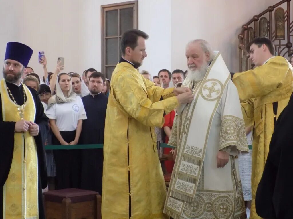 Упал патриарх. Патриарх кирилл в новороссийске. патриарх кирилл богослужение. патриарх украины. храм в новороссийске на набережной петра и февронии.