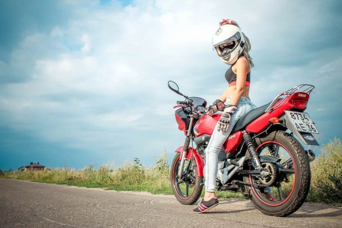 Девушка на мотоцикле. Блондинка на мотоцикле. Мотоцикл летом. Блондинка на мотоцикле в деревне.