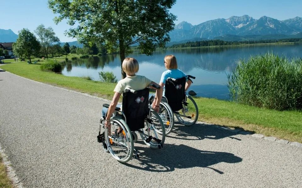 Какие путевки дают инвалидам. Туризм для инвалидов. Санаторий для детей инвалидов. Туризм для людей с ограниченными возможностями. Дети инвалиды.