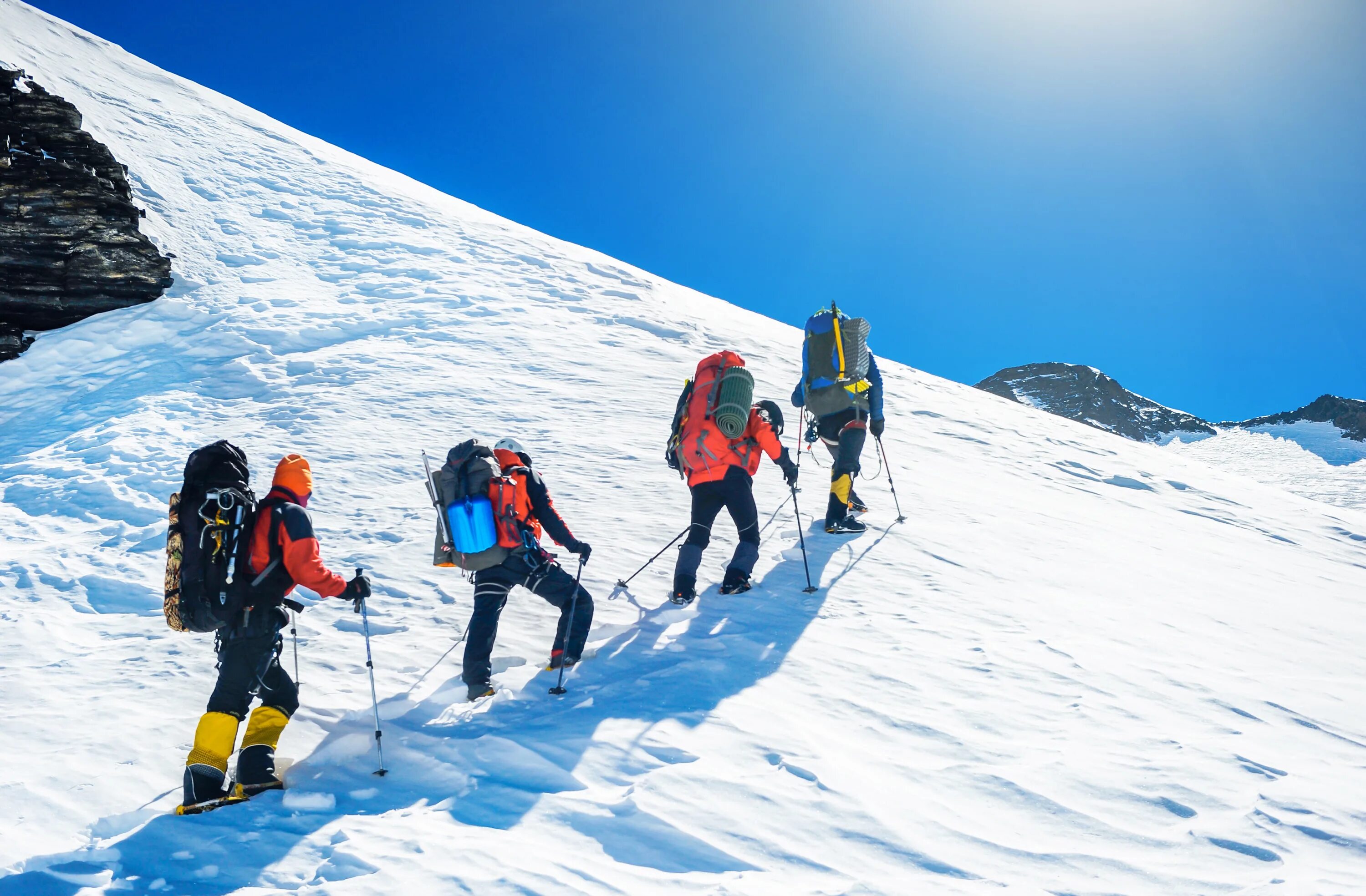 Подъем в гору 7. Группа альпинистов на Эльбрусе. Восхождение на гору. Подъем в гору. Восхождение альпинистов.