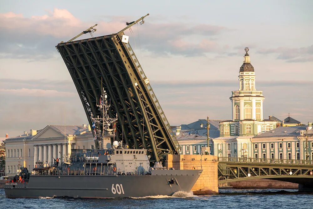 Спб морской. Корабль на Неве Санкт-Петербург. Санкт-Петербург морская столица. Мост ВМФ СПБ. Санкт-Петербург морская столица России мосты.