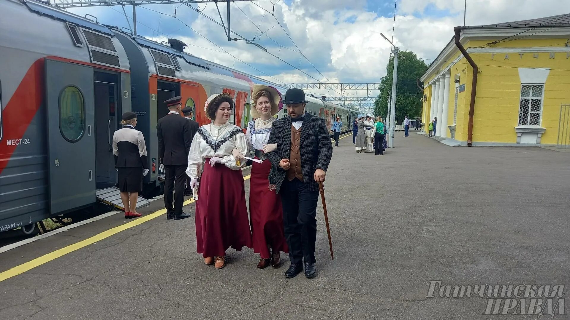 Ретро поезд Воронеж Рамонь. Поезд на вокзале. Туристический поезд из Гатчины. Поездка на электричке. Туристический поезд воронеж