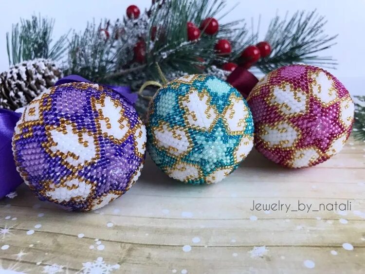 Елочные шары из бисера. Обвязать ёлочный шарик бисером. Новогодние шары из бисера. Схемы бисерных новогодних шаров. Плетение бисером новогодних шаров схемы.