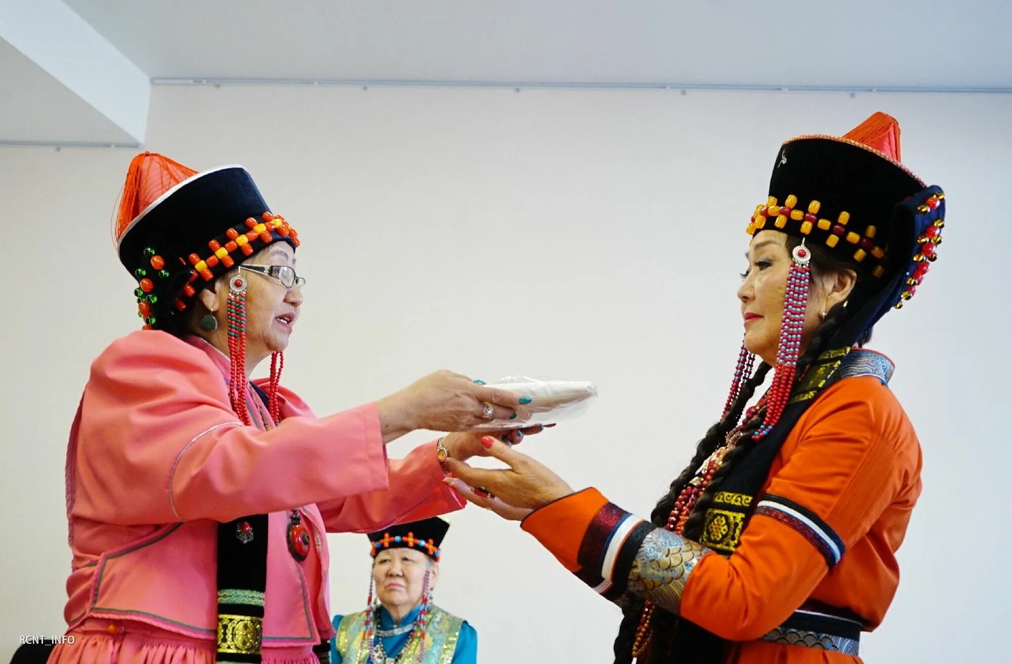 Национальные костюмы народов бурятии. Буряад арадай. Калмыцкие артисты кино. Буряад. Буряад.