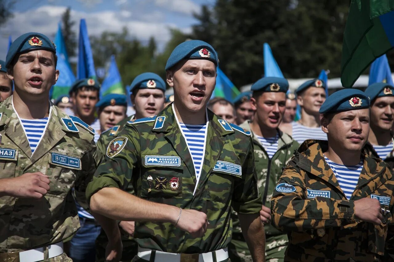 Форма голубых беретов. Голубые береты головной убор. Берет бесшовный. Голубенькие береты. Берет бесшовный.