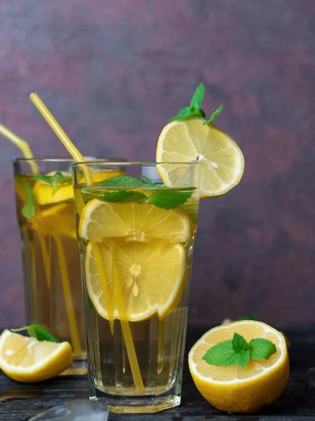 Лайм в чай. Мохито Limon. Мохито с лимоном. Чай лайм и мята. Мохито с лимоном и мятой.