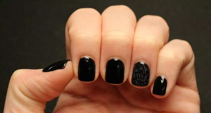 Черный матовый маникюр с простой геометрией Black shellac nails, Nail art manicu