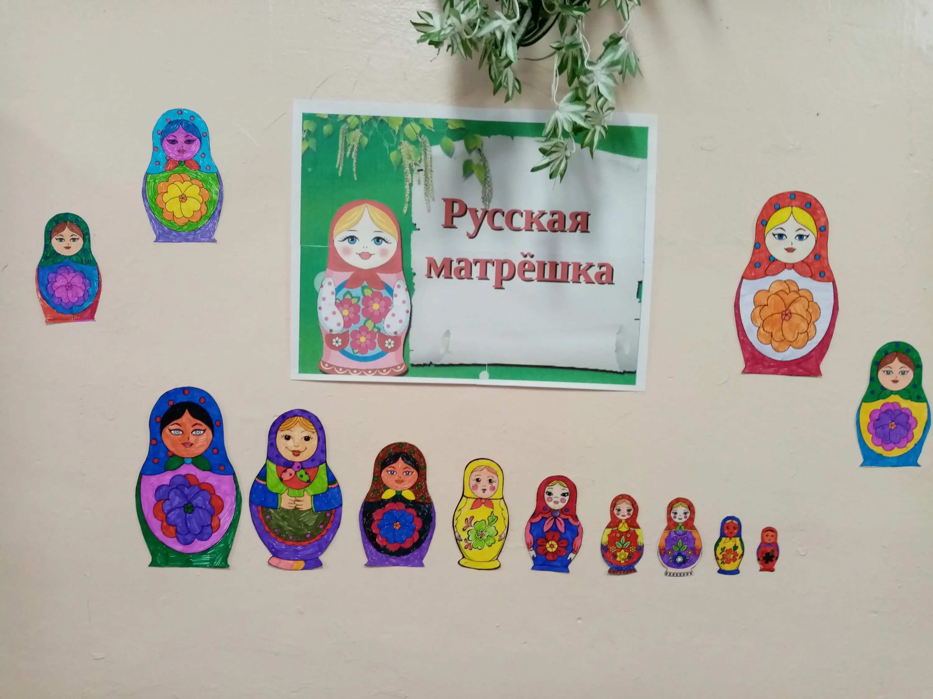 матрешка в платке. аппликация матрешка в младшей группе. наряди матрешку геометрическими фигурами. аппликация матрешка в младшей группе. аппликация из бумаги матрешка.