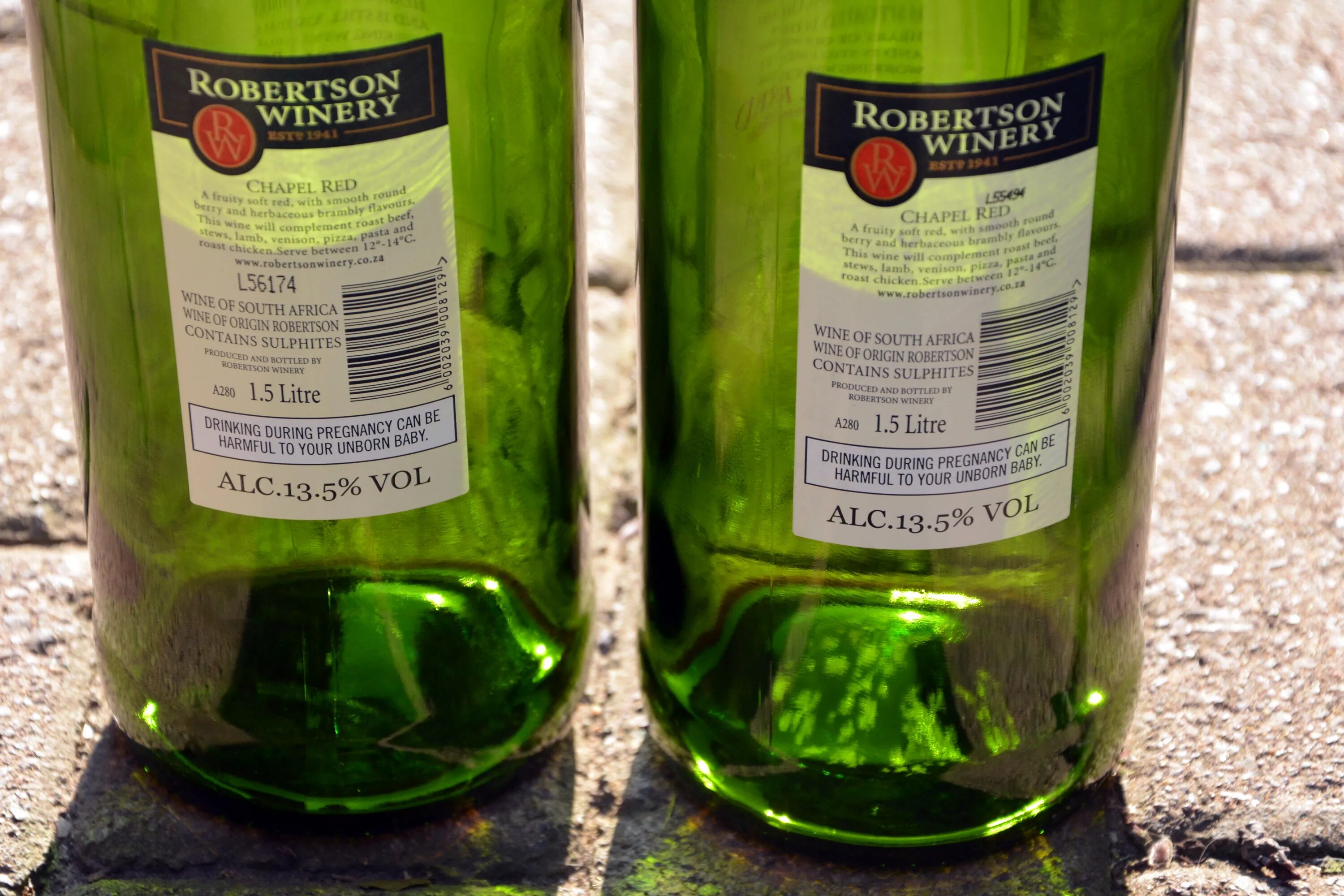 Вино в зелёной бутылке с зелёной этикеткой. Алкогольный напиток зеленого цвета. В бутылке зеленый. Вино в стеклянной бутылке зелёной.