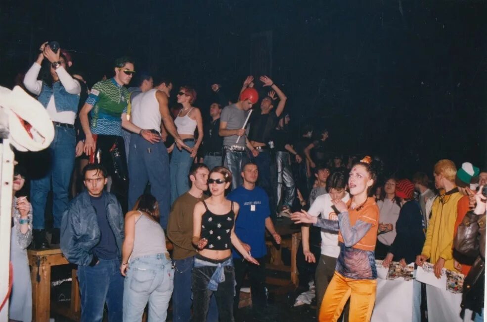 Дискотека 90-х. Как танцевали в 90 е на дискотеках. Студия 54 танцы. Танцы 80-х годов. Как танцевали в 90 е на дискотеках.