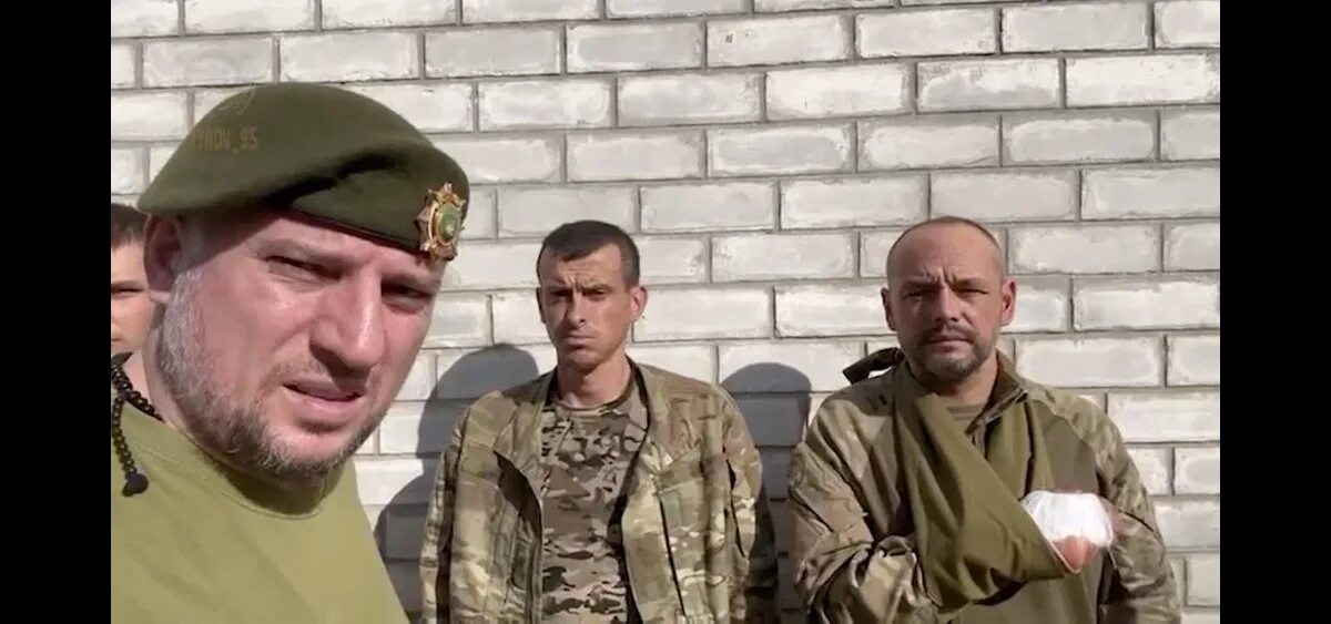Апти наши пленные. Фото апты алаудинова 2004. Близкий друг апты алаудинова. Апти наши пленные. Пленные боевики комсомольское.
