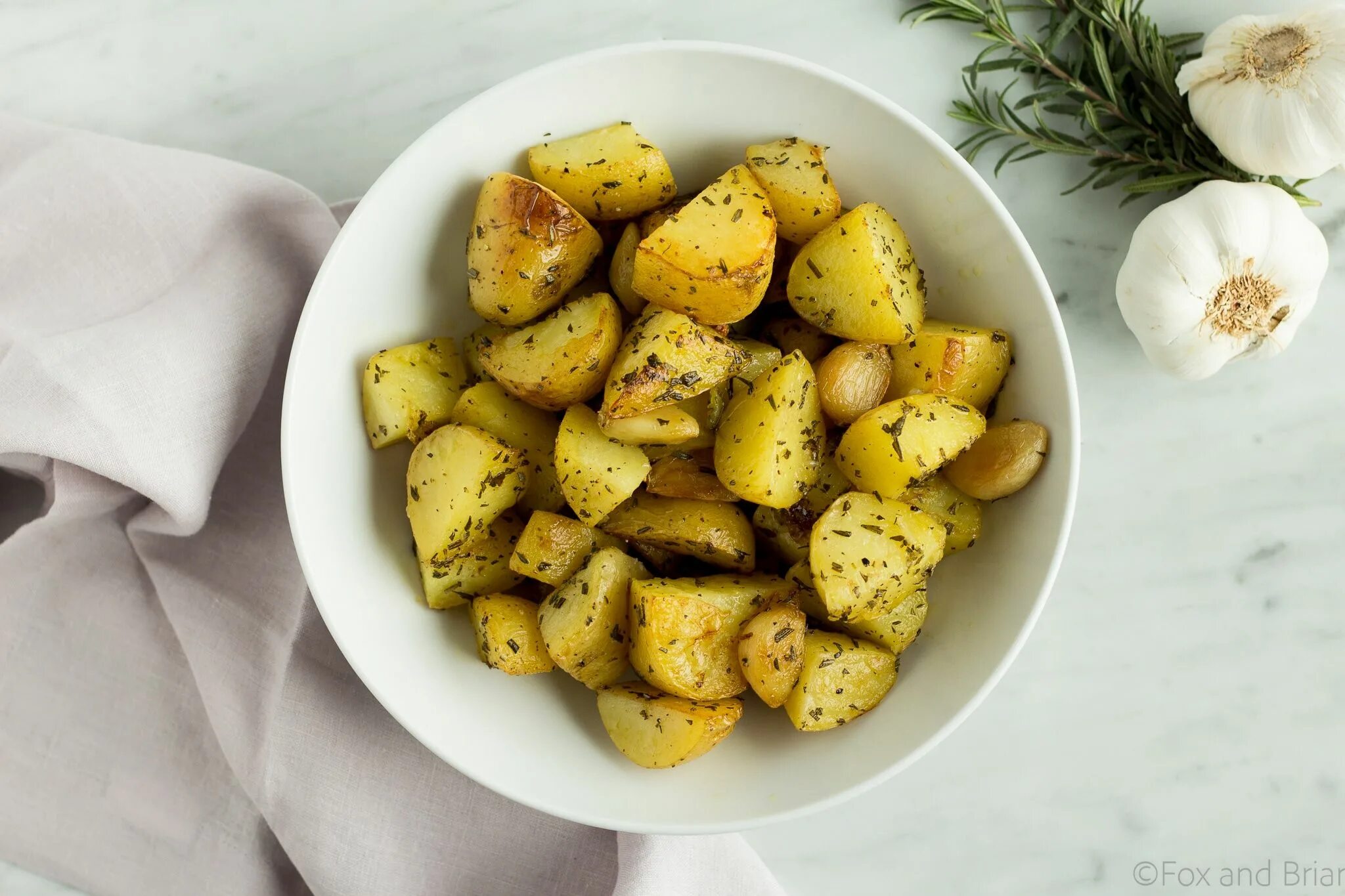 Вкусная рассыпчатая картошка. Жареный картофель с чесноком и розмарином. чесночная картошка в духовке. рассыпчатая картошка. картофель с розмарином в духовке.