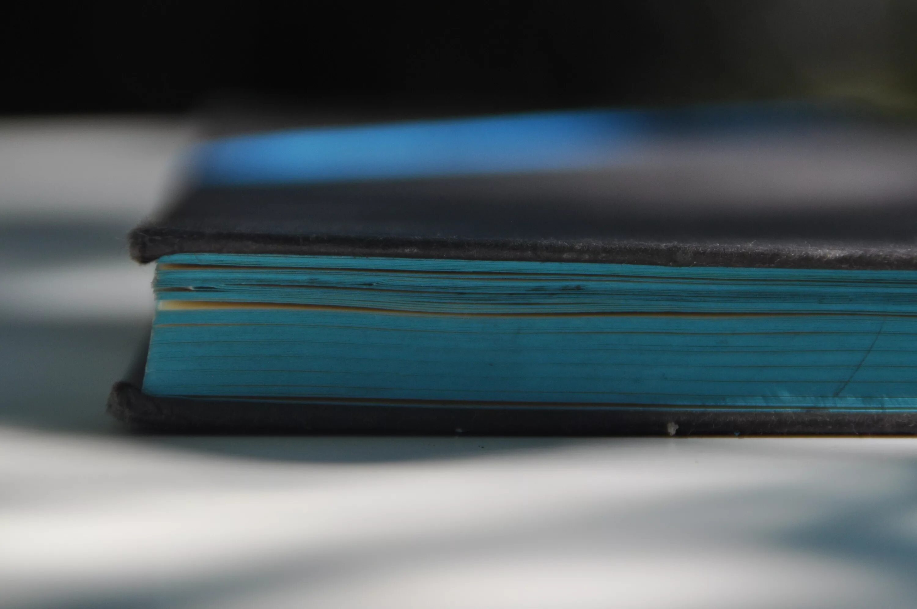 Синяя книга 5. Бирюзовая книга. Книги на бирюзовом фоне. Книга синяя. Книги бирюзового цвета.