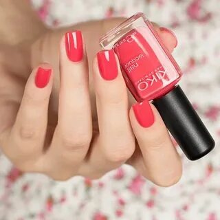 Коралловый лак для ногтей