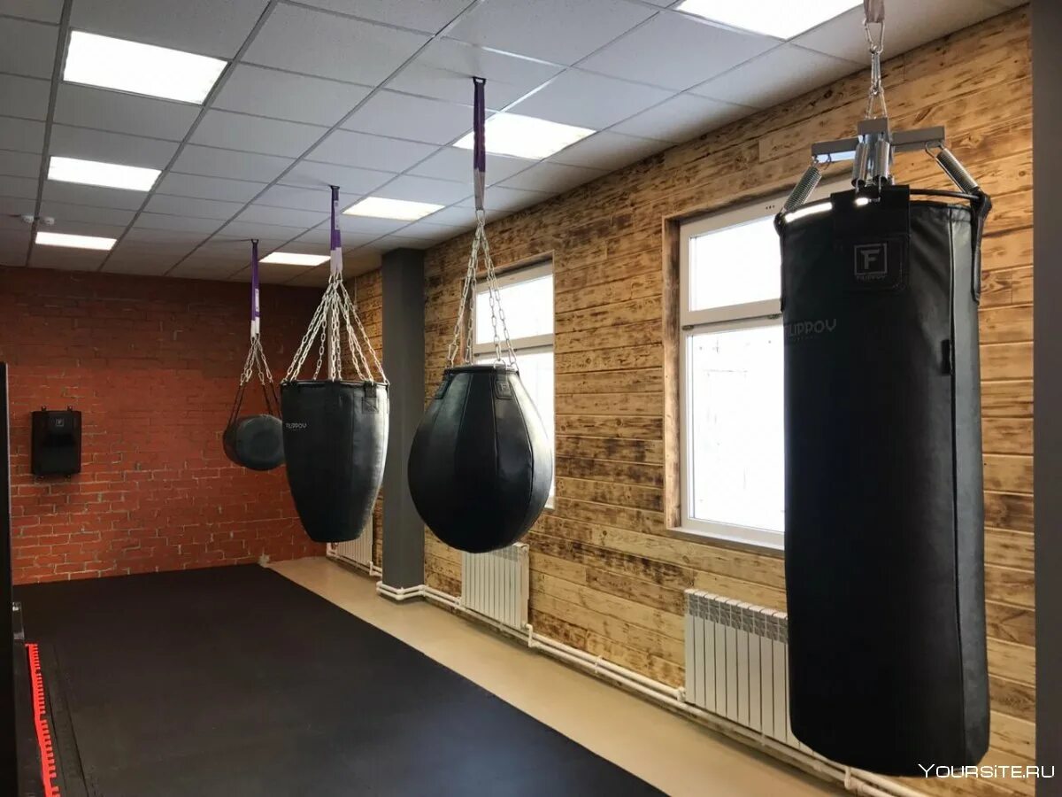 Тайский бокс в спортзале. Оборудование для боксерского зала. Тренажерный зал бокса. Боксерский спортзал. Тренажерный зал бокса.