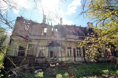Вдали в фабричном поселке извивался чуть