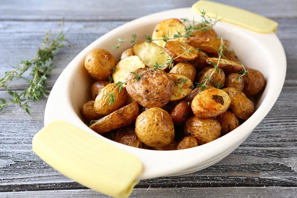 Печеный картофель. Запеченная картошка. Мелкая картошка в мундире. Запеченная картошка в мундире.