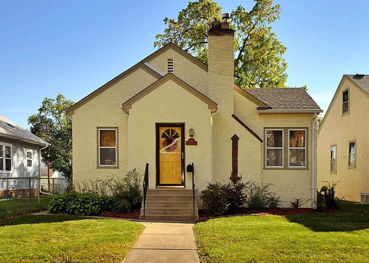 Бело серый дом фасад. Фасады загородных домов. Белый фасад дома. Светлые фасады домов. Светлые фасады домов.