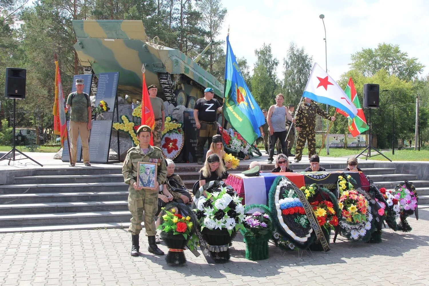 Прощание каменск уральский. Аллея славы Каменск-Уральский. Каменск-Уральский аллея славы прощание с воином 30.01.2024года. В Каменске-Уральском простились погибшим в ДНР С 26-летним бойцом сво.