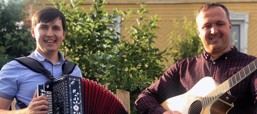 Окнами в сад слушать. Окнами в сад слушать. Братья радченко домик окнами в сад. Дуэт братья радченко. Певцы братья радченко.