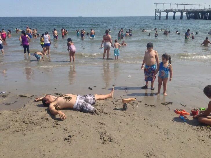Прикольный пляж фото. Приколы на пляже. Прикольный пляж фото. Прикольный пляж фото. Фото на пляже прикольные.