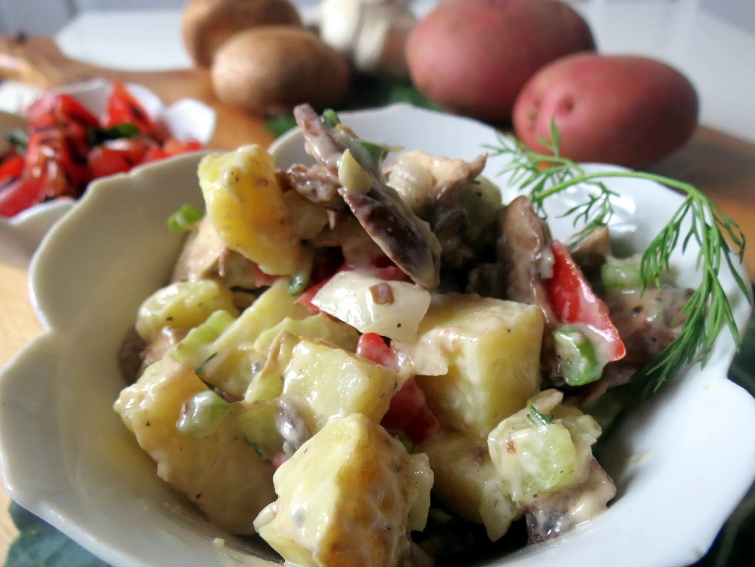 Салат с картошкой и растительным маслом. Салат картофельный с грибами. Салат картофельный с грибамм. Подача салата с картофелем с грибами. Салат картофельный с грибами красивая подача.