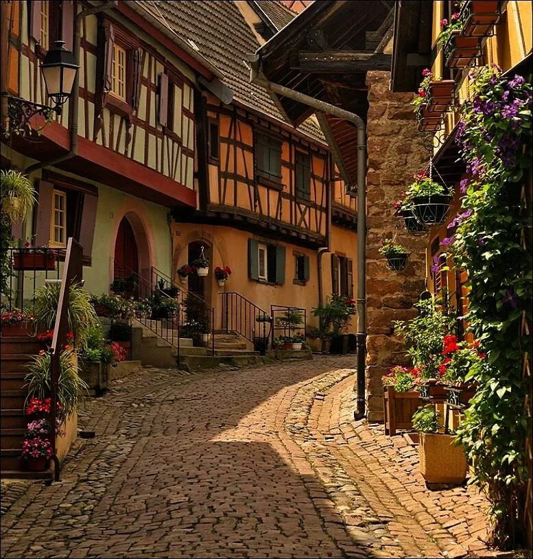 Самые красивые старые города. Эгисхайм Эльзас, Франция. Город во Франции Eguisheim. Городка Эгисхайм, Франция. Старинная улочка мощеная во Франции.