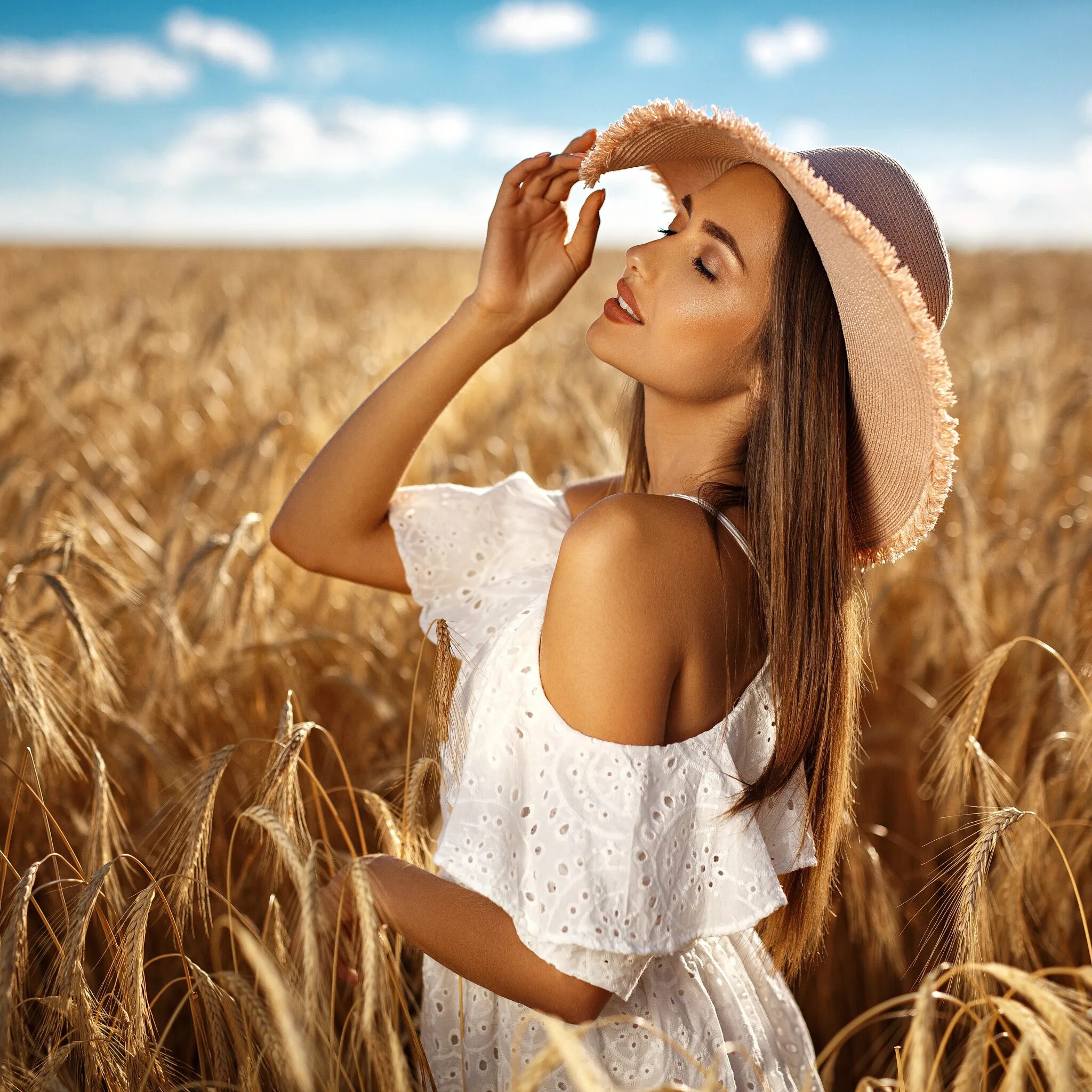 Девушка в пшеничном поле. Девушка в шляпе в поле. Летняя фотосессия на природе. Девушка в летнем поле. Фотосессия в поле.