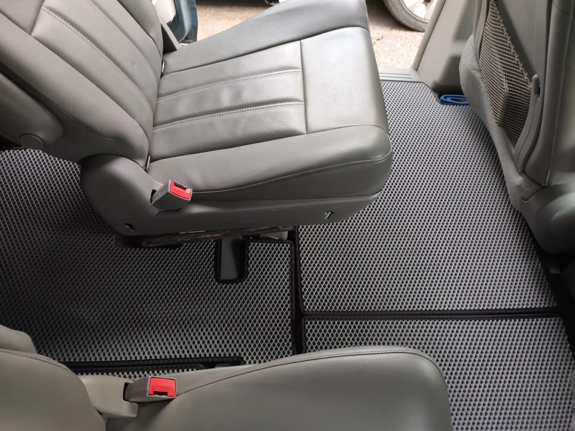Коврики додж караван. Chrysler town country 4 коврики. коврики на крайслер таун кантри 2005. коврики крайслер вояджер 2.