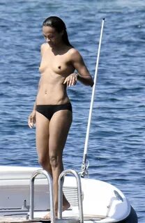 Zoe Saldana Nude Tits (97 Pics) .