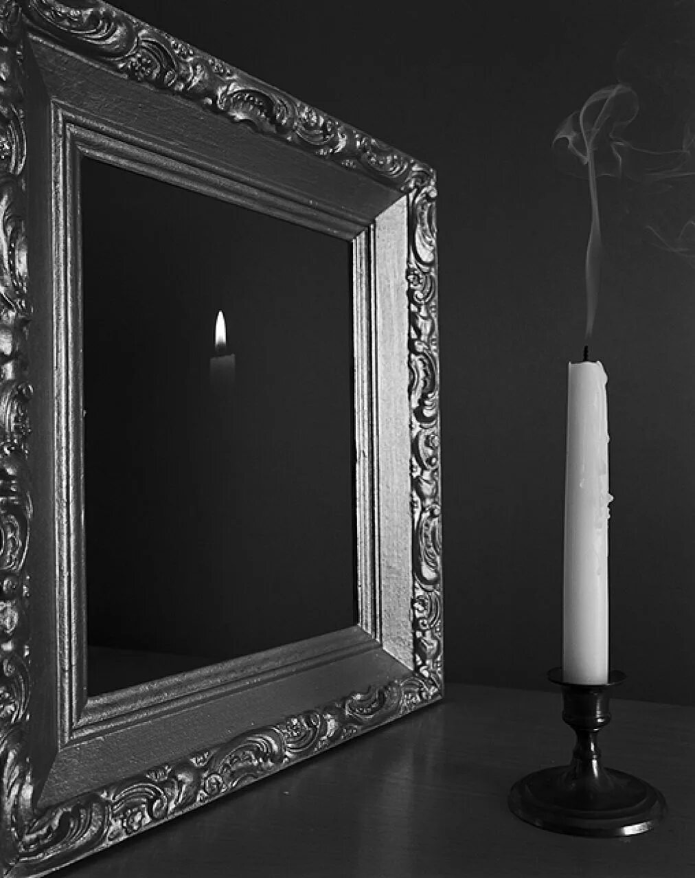 Свеча отражается в зеркале. Отражение свечи в зеркале. Иллюзион с зеркалом. Свеча в отражении зеркала картина. Картина зеркало черно белое.