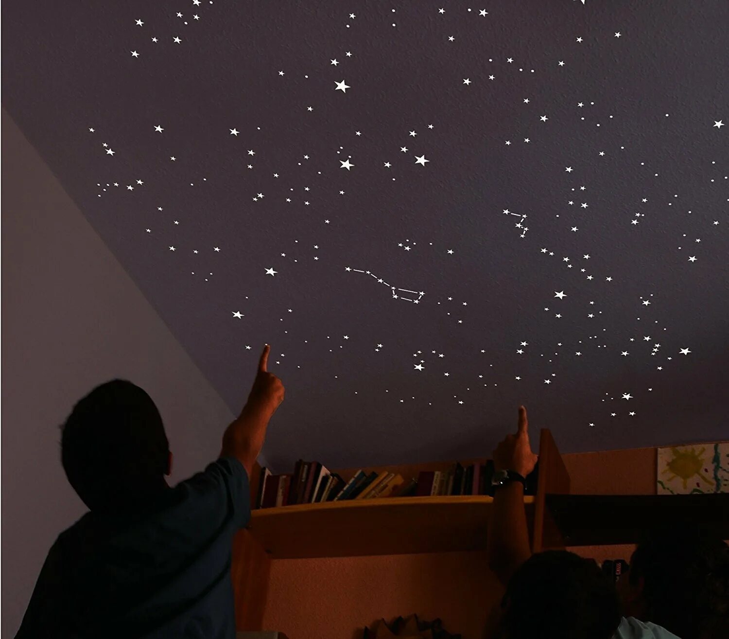 Потолок в виде звездного неба. Потолок звездное небо в детской. Натяжной потолок звездное небо. Натяжной потолок звездное небо в детской. Система звездное небо