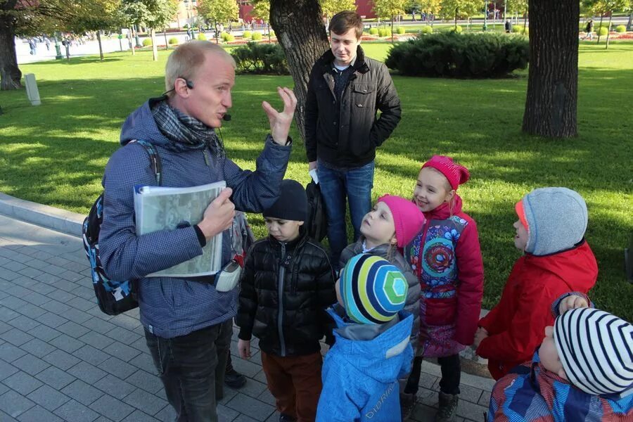 Экскурсия с ребенком 2 года. Выездные экскурсии с детьми. Александровский сад экскурсия дети. Маленькие дети на экскурсии.