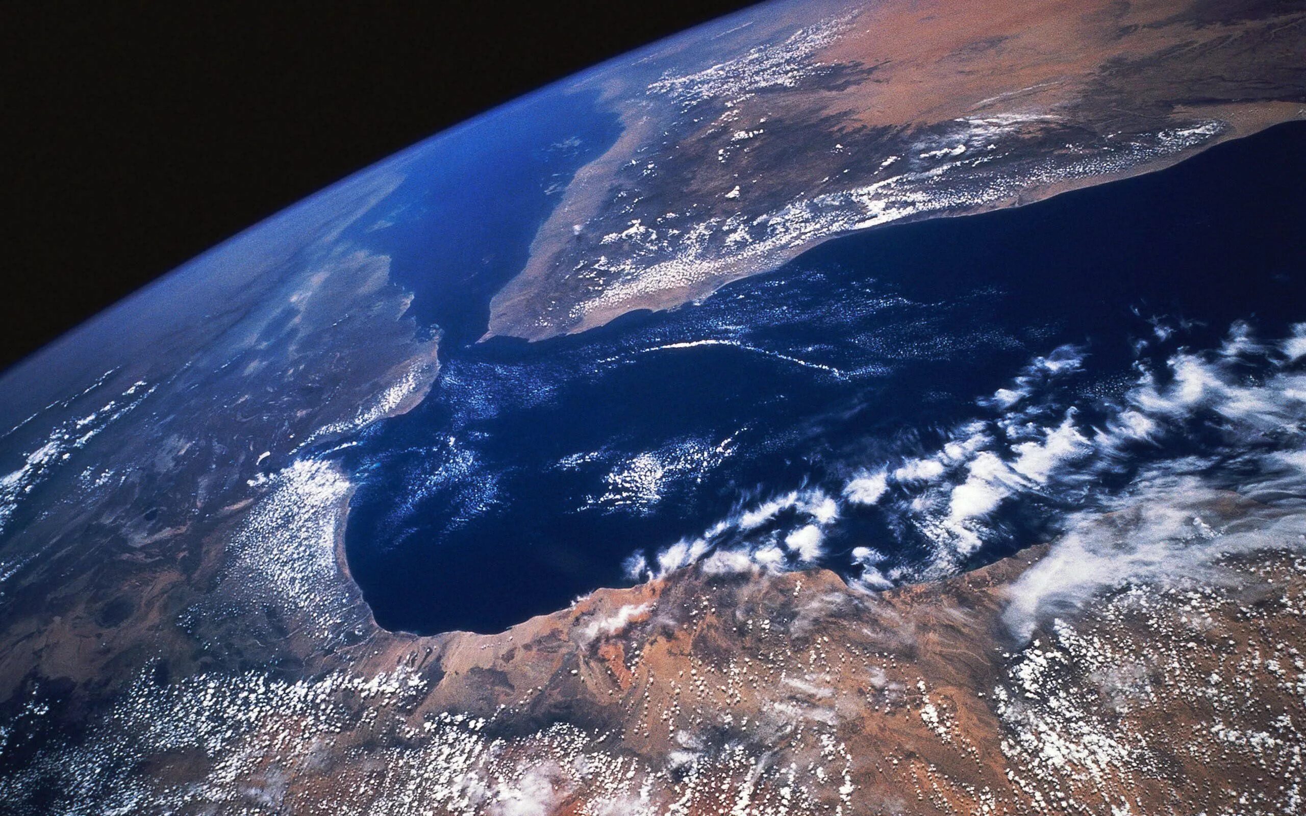 Земля t c. О земле и космосе. Земля из космоса. Вид земли из космоса. Снимок земли из космоса.