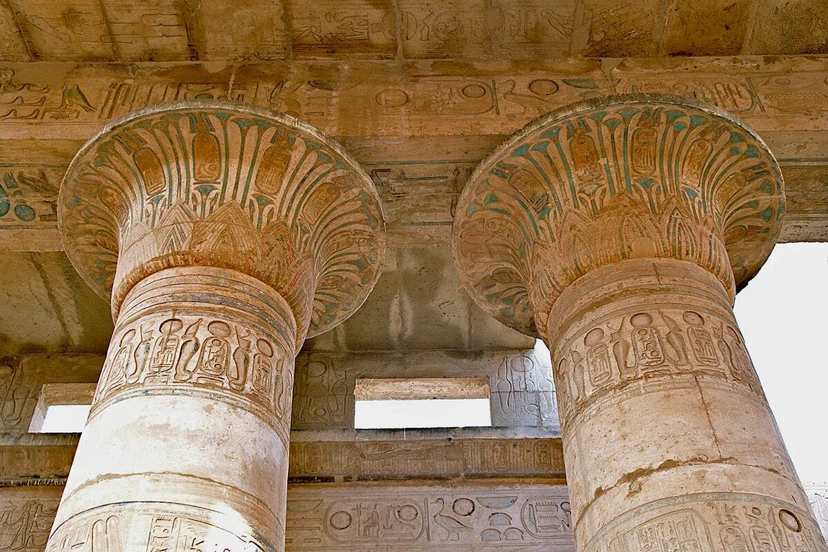Колонна в прошлом 5 букв. Лотосовидные колонны древнего Египта. Капители древнего Египта. Папирусовидные колонны в древнем Египте. Пальмовидная колонна древнего Египта.