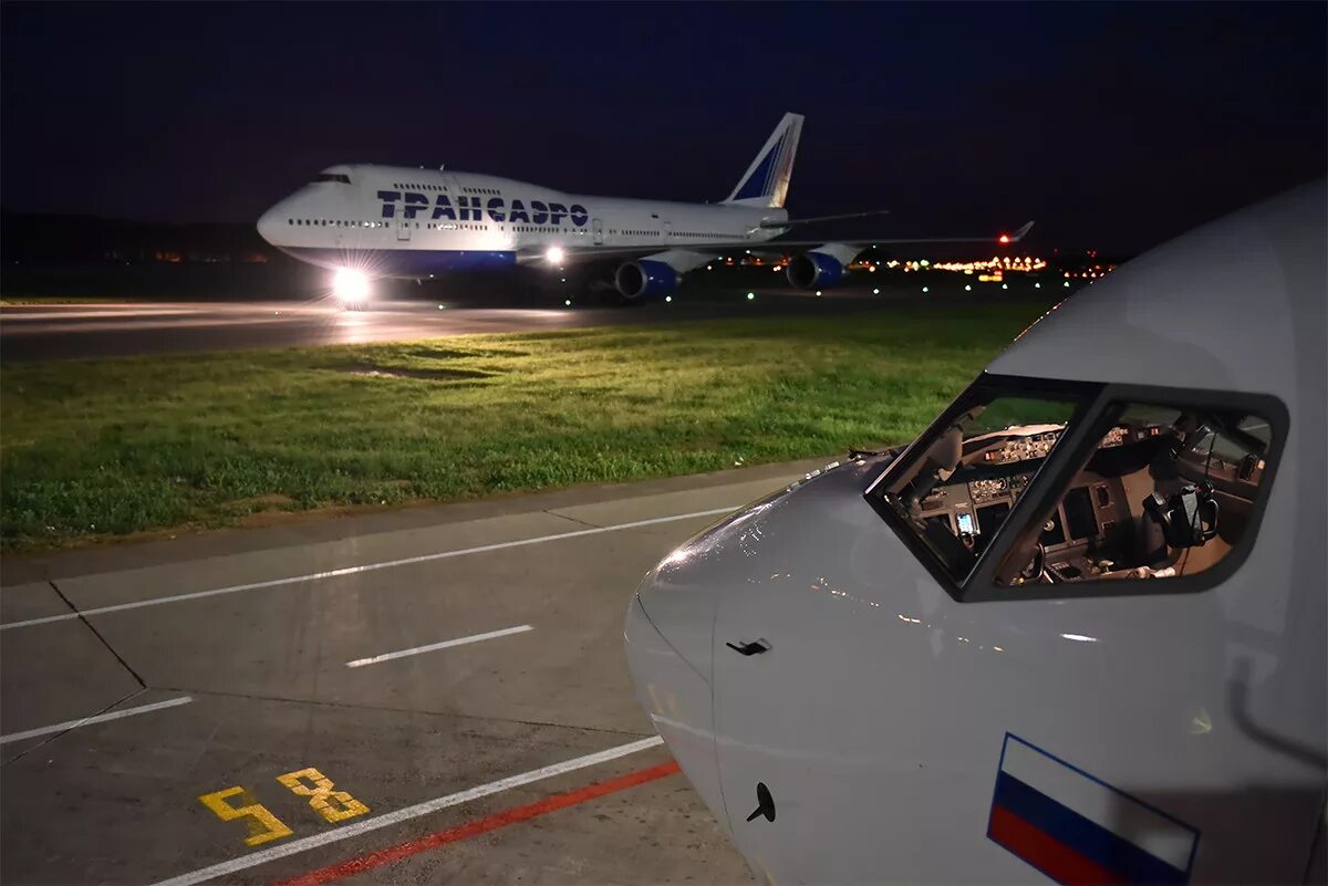 Внуково самолет. Аэропорт Внуково самолеты. Boeing 737 Внуково. Самолёты аэропорт Внуково ночью. Боинг 737 на стоянке в аэропорту.