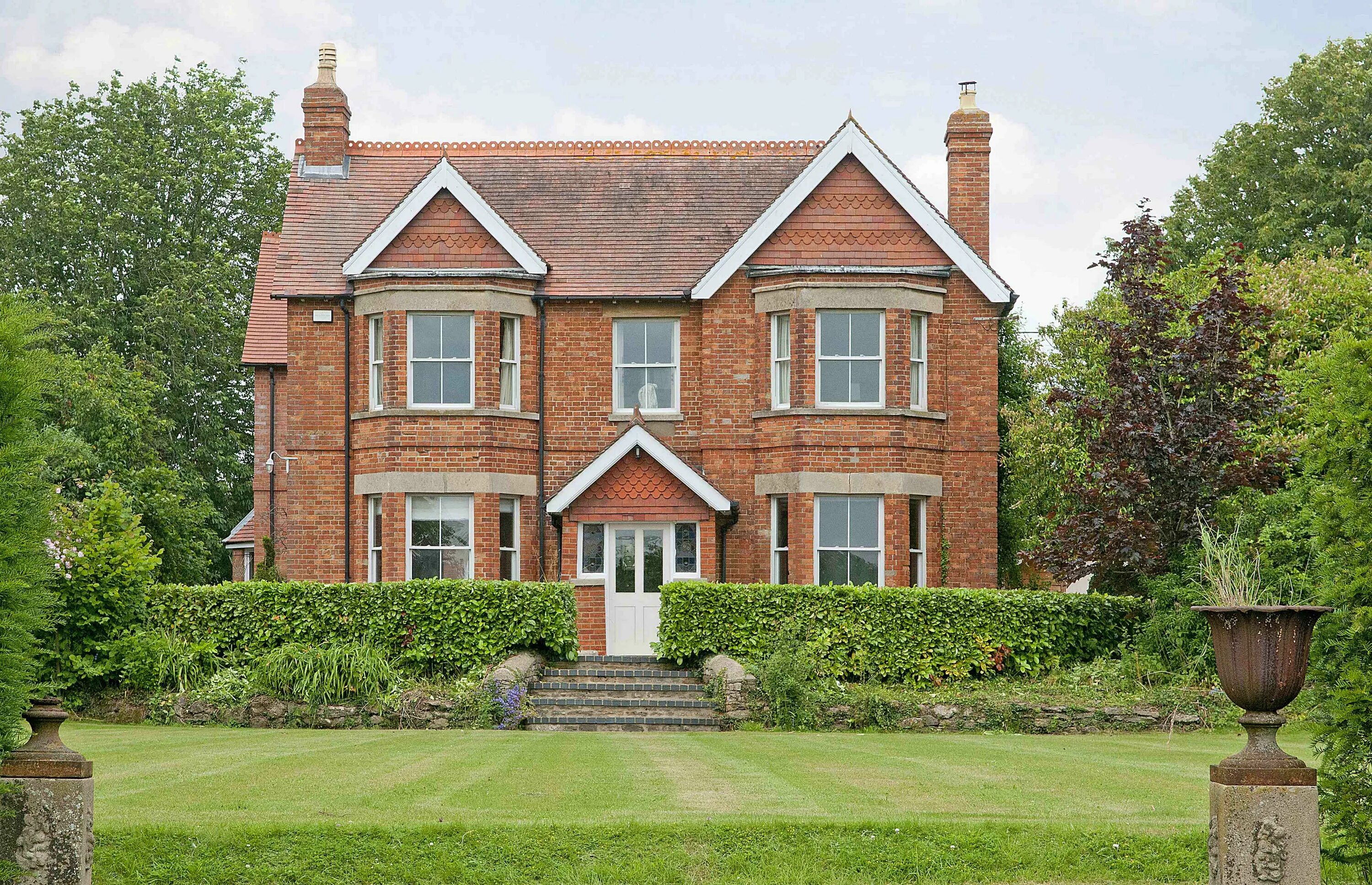 загородное поместье эпохи тюдоров. домик садовника эдинбург. Housing in great britain. маленький жилой дом в британии. поместья хэмпшир англия.