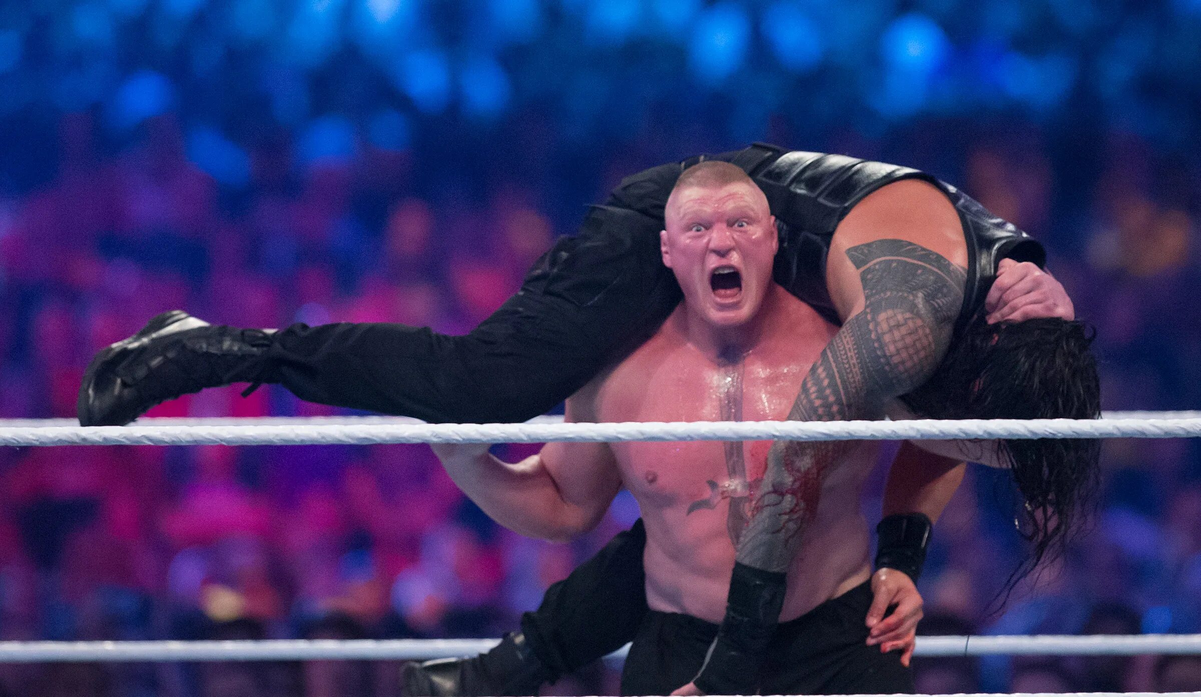 Wwe возвращение. Роллинс леснар рестлмания. wwe знак brock lesnar. brock lesnar шорты.