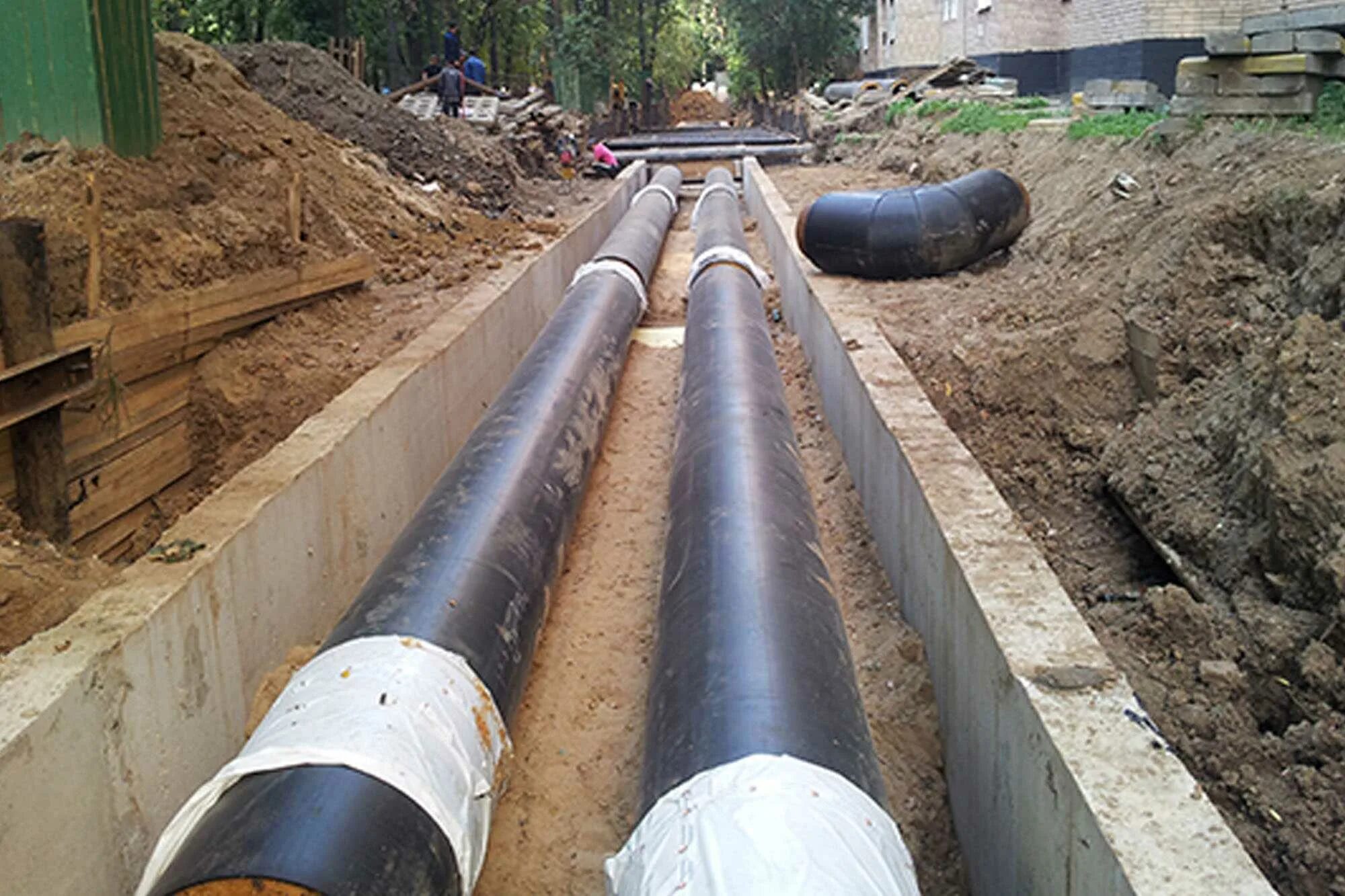 Трубы в изоляции ппу для тепловых сетей. Монтаж теплотрассы. Наружные сети теплоснабжения. Лоток для теплотрассы для 159 трубы. Сооружения тепловых сетей.