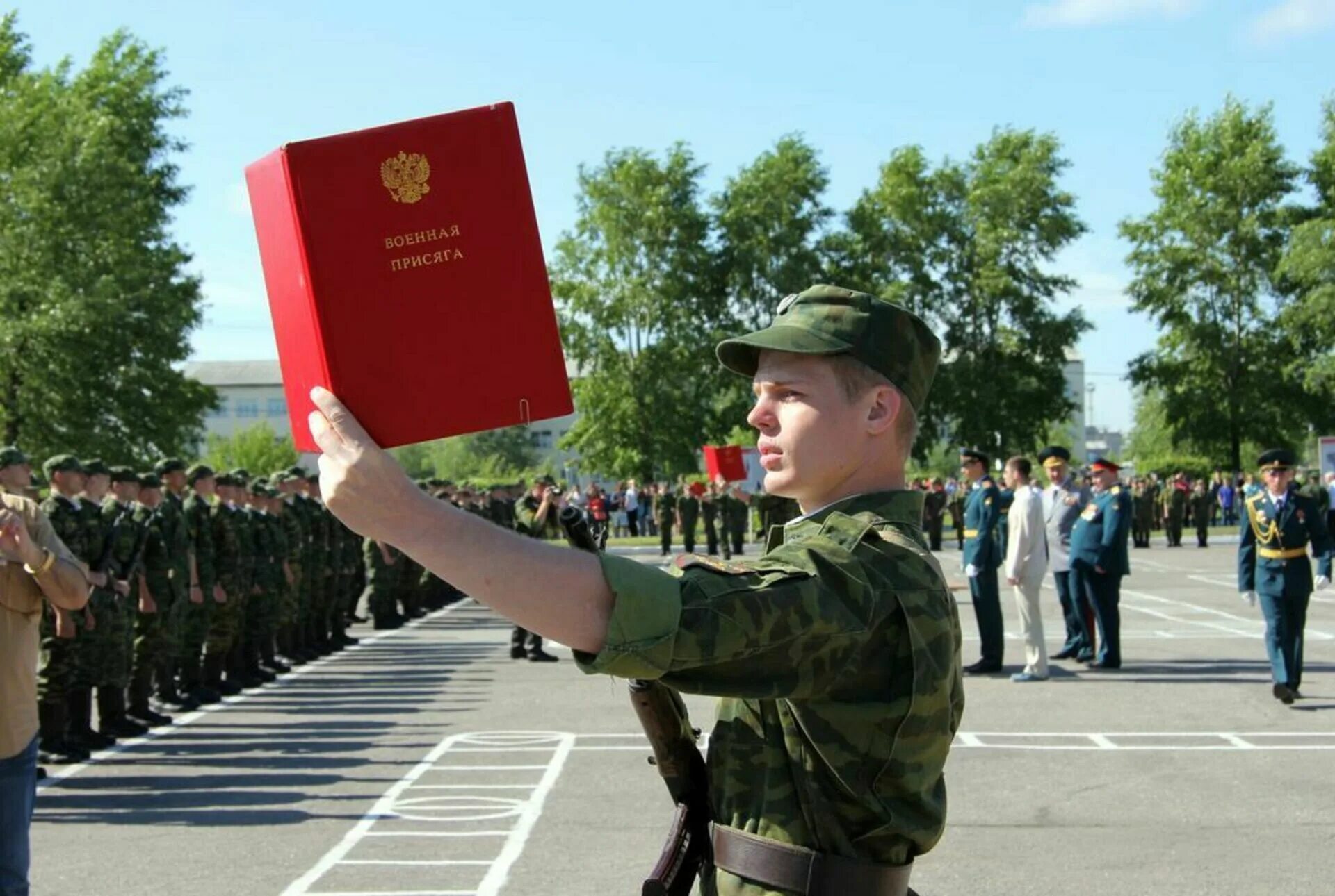 Присяга Вооруженных сил РФ. Присяга в армии. Армия России присяга. Солдатская присяга. Воинская присяга российской